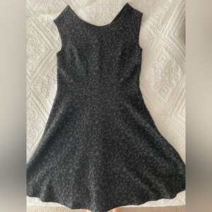 Short cap sleeve dress in gray leopard print 0
